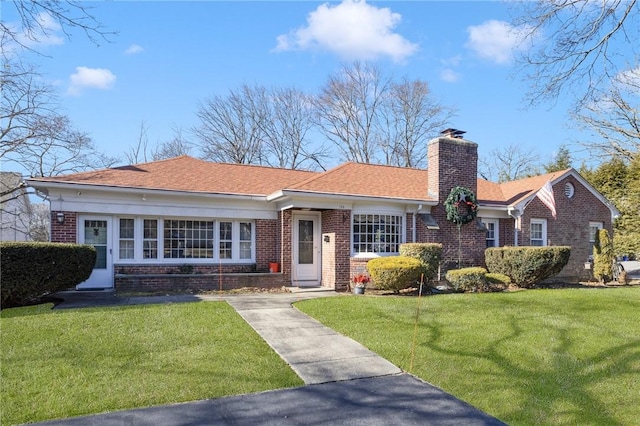 view of front of property featuring a front yard