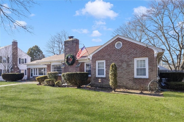 view of front facade with a front lawn