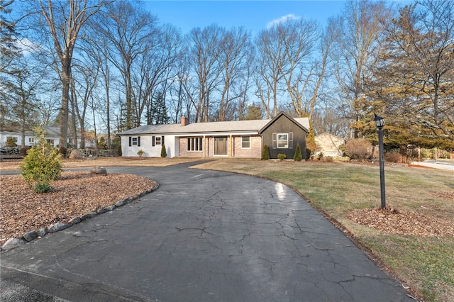 ranch-style home with a front yard