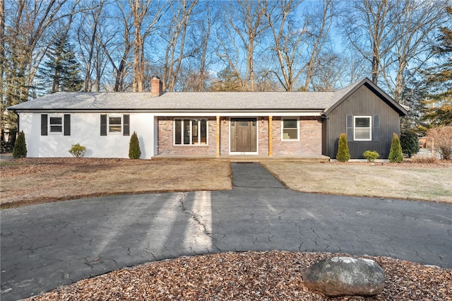 single story home with a front lawn