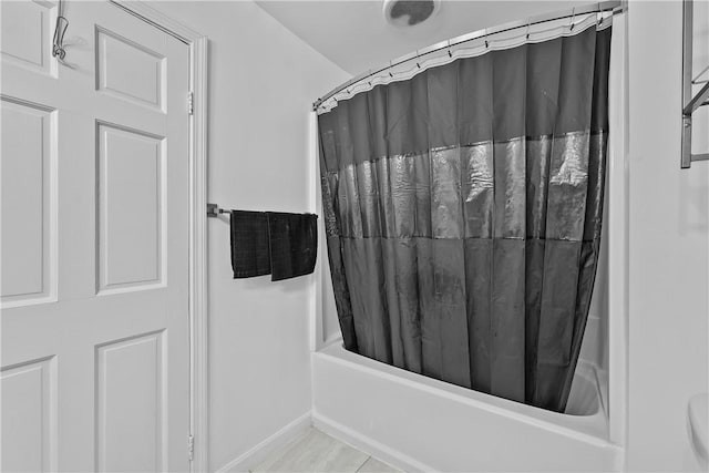 bathroom with shower / tub combo