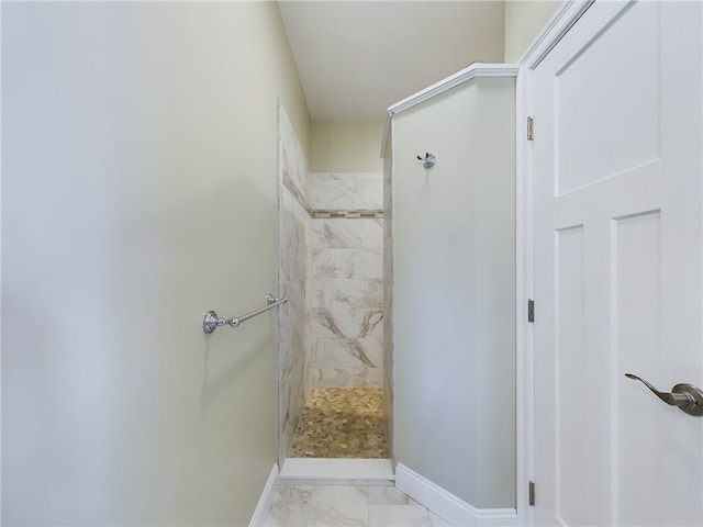 bathroom featuring a tile shower