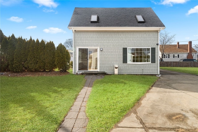 view of front of property featuring a front yard