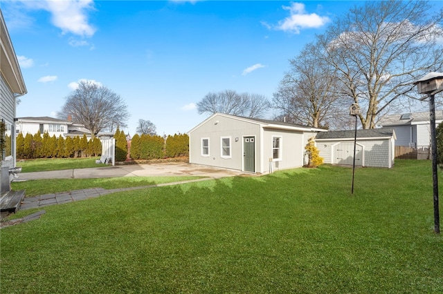 view of yard featuring a storage unit