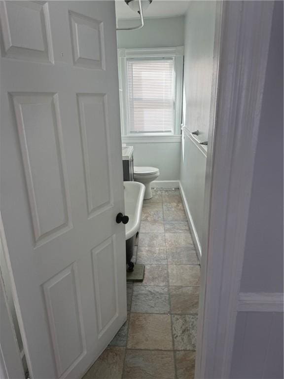 bathroom featuring toilet and a bathtub