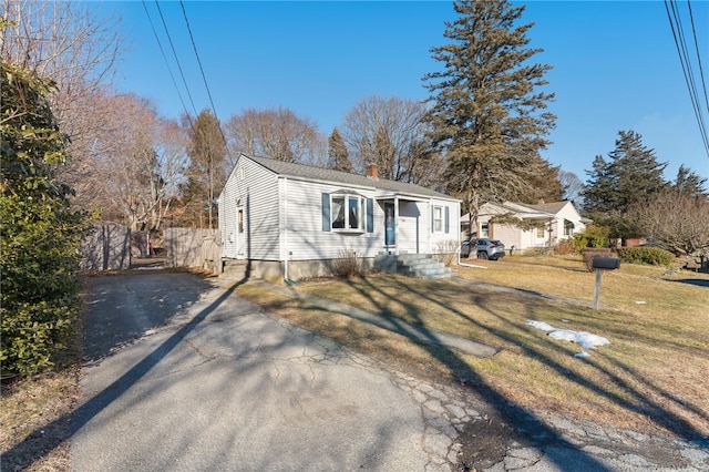 view of front of house featuring a front lawn