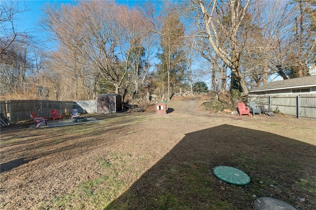 view of yard with a shed