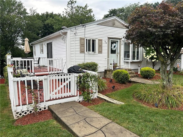 view of front of property featuring a front lawn