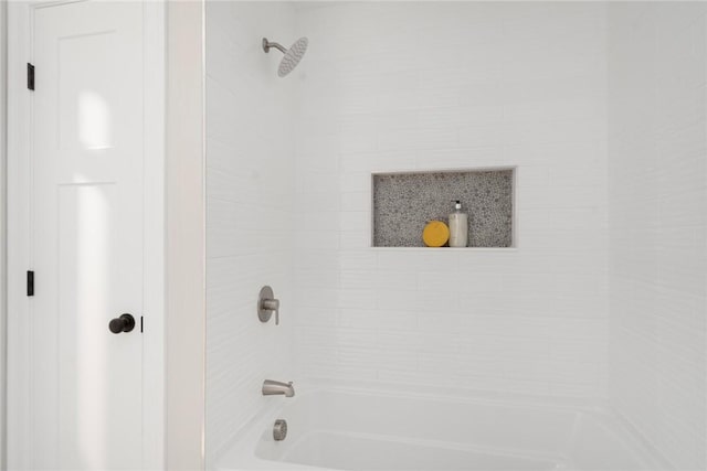 bathroom with tiled shower / bath combo