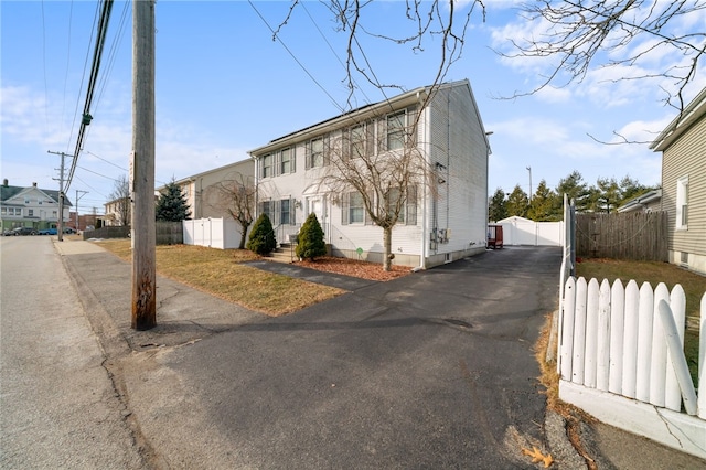 view of front of property