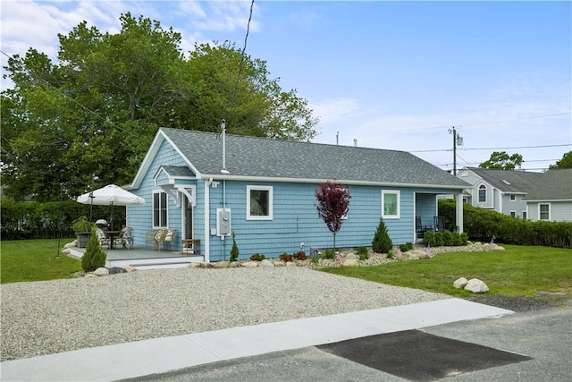 ranch-style house featuring a front lawn