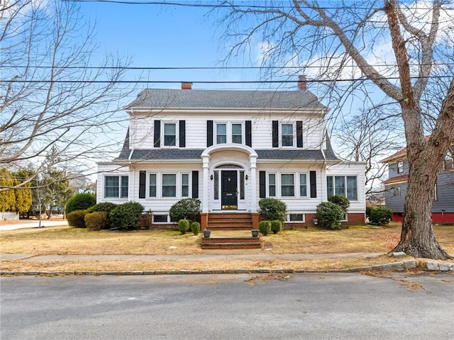 colonial house featuring a front yard