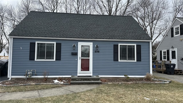 view of front of home featuring a front lawn