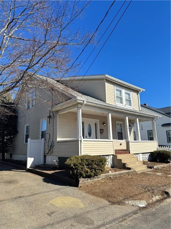 view of front of property featuring a porch