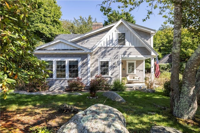 view of front facade featuring a front yard