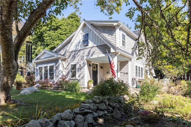 view of front facade with a front yard