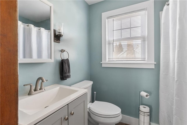 full bath with vanity, toilet, and a shower with curtain