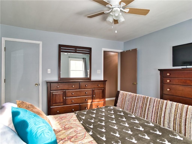 bedroom with ceiling fan