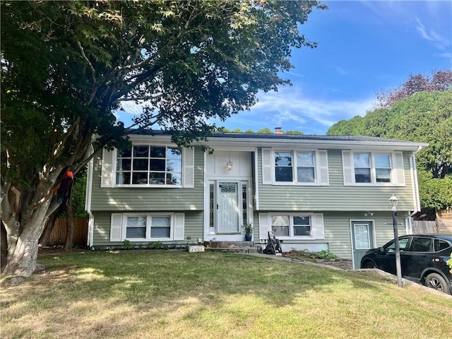 bi-level home featuring a front lawn