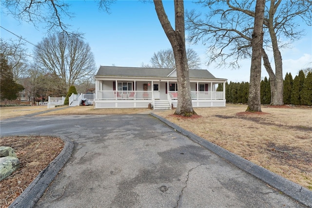 single story home featuring a porch and a front yard