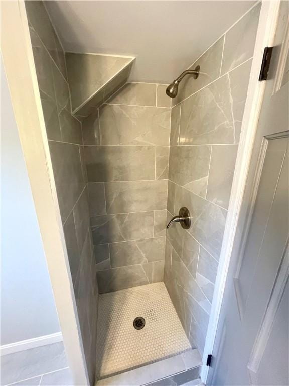 bathroom featuring a tile shower