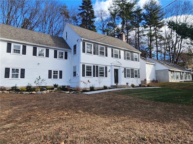 colonial house featuring a front yard