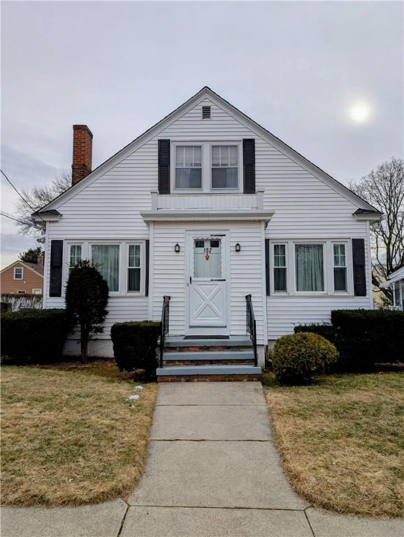 view of front of property with a front yard