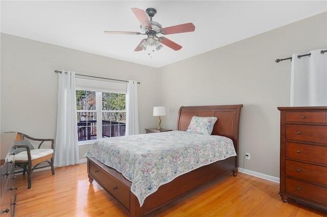 bedroom featuring light wood-style flooring, baseboards, and ceiling fan