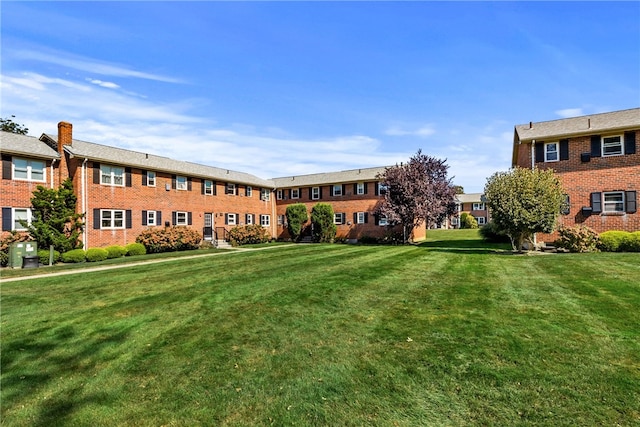 view of property's community featuring a lawn