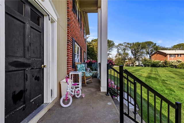 balcony featuring covered porch