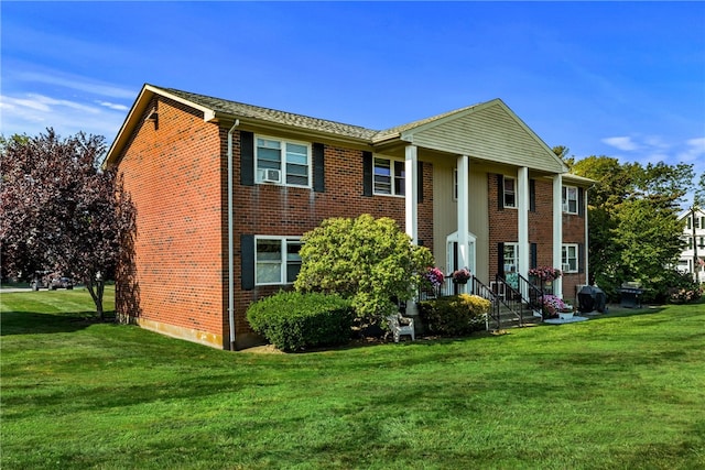 view of front facade featuring a front yard