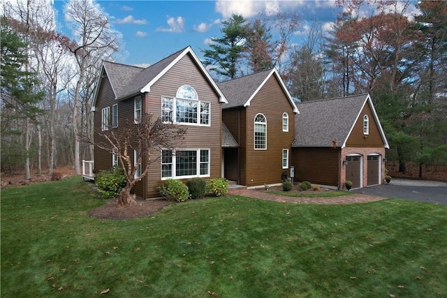 view of front property featuring a front lawn