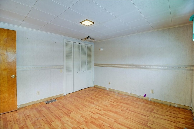 unfurnished bedroom with wood-type flooring and a closet