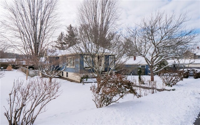 view of yard layered in snow