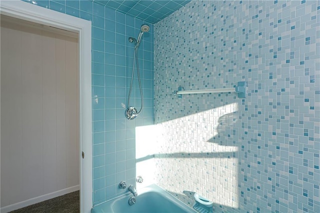 bathroom featuring tiled shower / bath combo