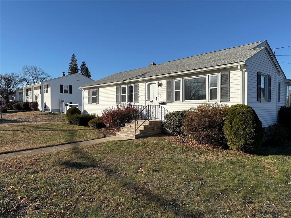 ranch-style home featuring a front yard