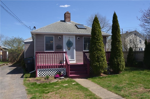 view of front of house featuring a front yard