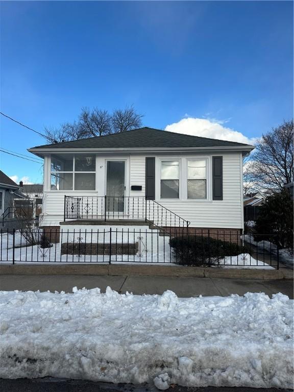 view of front of home featuring a fenced front yard