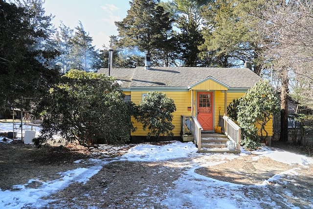 view of front of property featuring fence