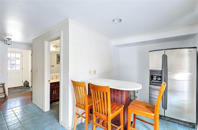 dining area with ornamental molding