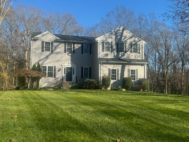 view of front facade featuring a front lawn