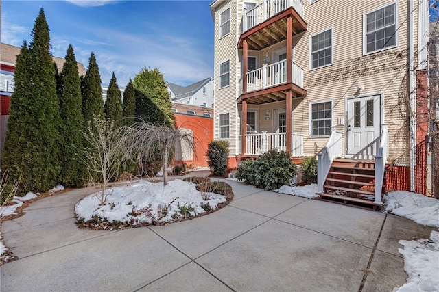 view of front of property featuring a balcony