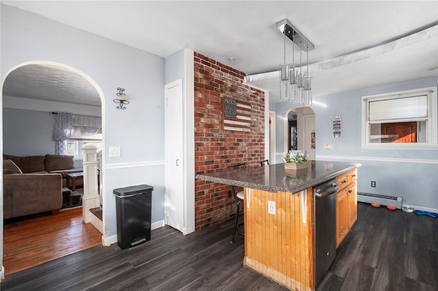 kitchen with arched walkways, open floor plan, a breakfast bar, decorative light fixtures, and a center island