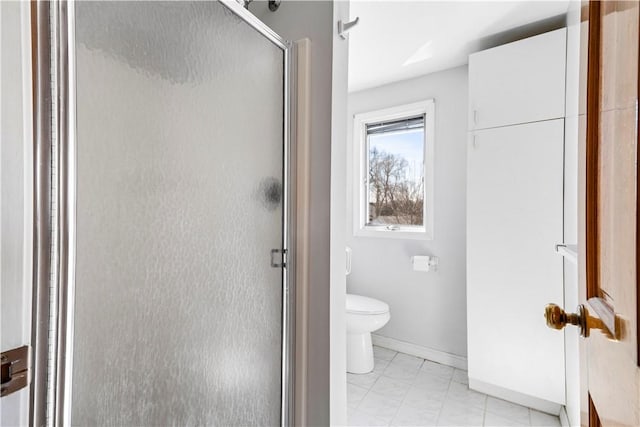 full bath featuring a shower stall, toilet, and baseboards