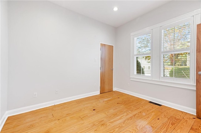 unfurnished room with light wood-style flooring, visible vents, baseboards, and recessed lighting