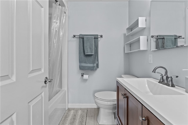 full bathroom featuring toilet, baseboards, shower / tub combo with curtain, and vanity