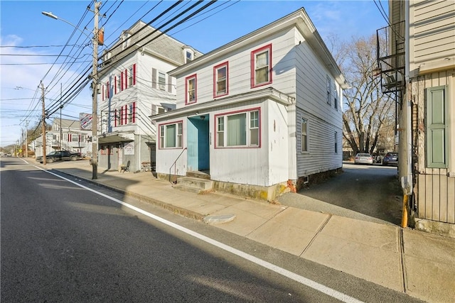 american foursquare style home featuring entry steps