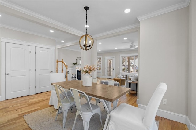 dining area featuring light wood-style floors, recessed lighting, crown molding, and baseboards