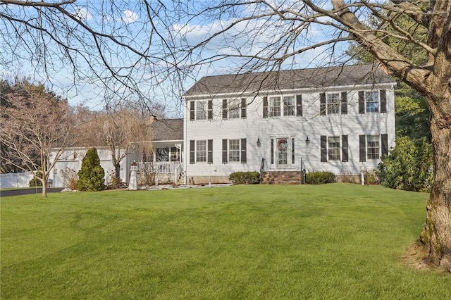 colonial house featuring a front lawn