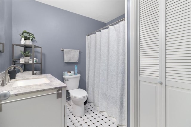 full bathroom featuring tile patterned flooring, a shower with curtain, vanity, and toilet